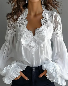 Katija – Bluse mit Blumen-Spitze und Glockenärmeln in Weiß