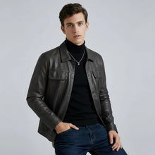 Hemdjacke für Herren mit Coating und Druckknöpfen in Schwarz