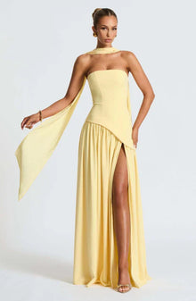 Emilia – Elegantes, trägerloses Kleid mit fließender Silhouette für Damen in Gelb