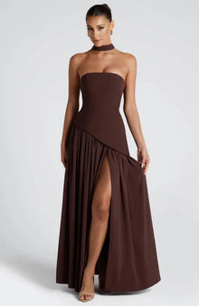 Emilia – Elegantes, trägerloses Kleid mit fließender Silhouette für Damen in Braun