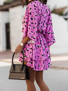 Mini Kleid Damen | Blumenmuster & V-Ausschnitt mit Kimono-Ärmeln in Rosa