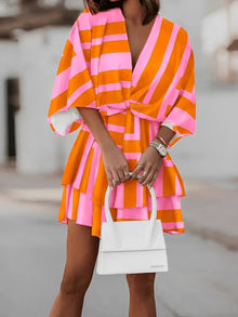 Mini Kleid Damen | Blumenmuster & V-Ausschnitt mit Kimono-Ärmeln in Dunkelrosa