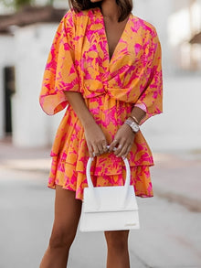 Mini Kleid Damen | Blumenmuster & V-Ausschnitt mit Kimono-Ärmeln in Orange