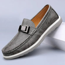 Mokassin Herren | Eleganter Leder-Slipper mit Metallschnalle & Plateausohle in Grau