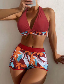 Damen Bikini-Set mit verspieltem Halter-Oberteil und sportlicher Shorts Drune in Ziegelrot