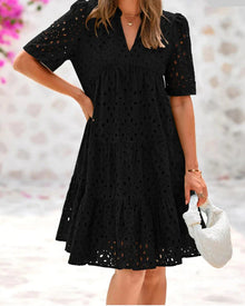 Anjika – Elegantes Sommer Kleid Mit Spitzenrüschen in Schwarz