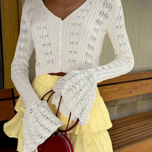 Damen Stylische Strickjacke mit V-Ausschnitt und Schlagärmeln Drune in Weiß