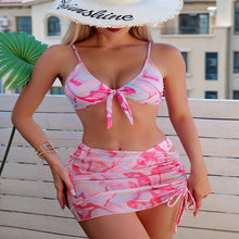 Damen Bikini-Set mit verspieltem Knoten-Oberteil und rüschenverziertem Rock Drune in Magenta