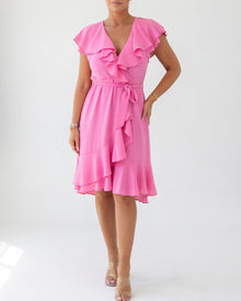 Geiss – Elegantes Fließendes Wickelkleid Mit Rüschen in Rosa