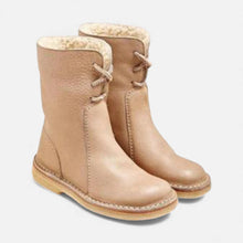 Gefütterte Damenstiefel mit Schnürung und Umschlag in Beige