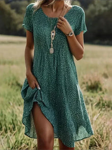 Giovana – Elegantes Midi-Kleid Mit Kurzen Ärmeln in Grün
