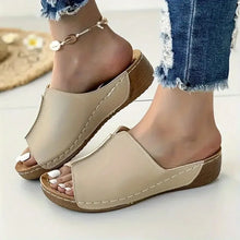 Elizabeth - Pantoletten mit Keilabsatz in Beige