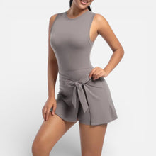 Damen Sportkleid mit integrierter Shorts und Bindetaille in Hellgrau