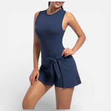 Damen Sportkleid mit integrierter Shorts und Bindetaille in Marineblau