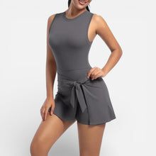 Damen Sportkleid mit integrierter Shorts und Bindetaille in Grau