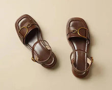 Amara - Sandalen mit Riemen in Braun