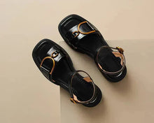Amara - Sandalen mit Riemen in Schwarz