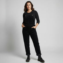 Latzhose für Damen im lässigen Stil mit verstellbaren Trägern und Brusttasche in Schwarz