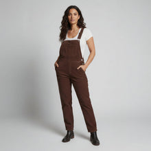 Latzhose für Damen im lässigen Stil mit verstellbaren Trägern und Brusttasche in Braun
