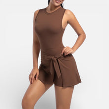 Damen Sportkleid mit integrierter Shorts und Bindetaille in Braun