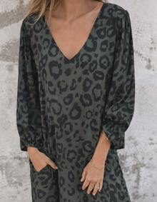 Sienna | Kleid mit Leoparden-Muster und V-Ausschnitt in Dunkelgrün