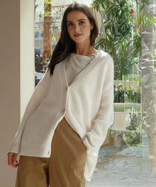 Strickjacke Damen | Fallschulter & Oversized in Weiß