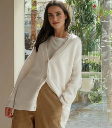 Strickjacke Damen | Rippstrick & V-Ausschnitt in Weiß