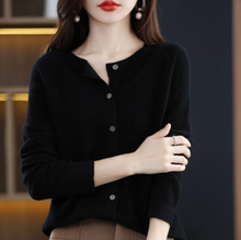 Strickjacke Damen | Rundhals & feine durchgehende Knopfleiste in Schwarz