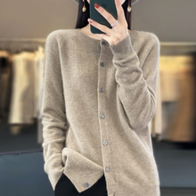 Strickjacke Damen | Rundhals & feine durchgehende Knopfleiste in Khaki