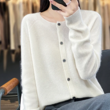 Strickjacke Damen | Rundhals & feine durchgehende Knopfleiste in Weiß