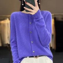 Strickjacke Damen | Rundhals & feine durchgehende Knopfleiste in Lila