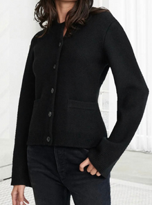 Strickjacke Damen | Tailliert & Zeitlos in Schwarz