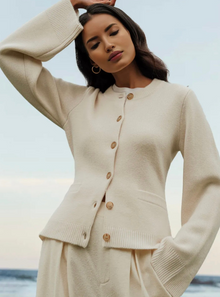 Strickjacke Damen | Tailliert & Zeitlos in Beige
