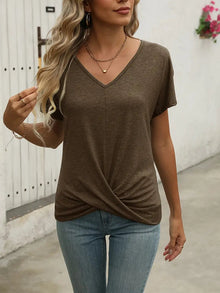 V Ausschnitt T Shirt Damen | Twist-Saum & Feminines Kurzarm-Oberteil in Dunkelbraun