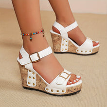 Damen Genietet Keilabsatz Sandalen mit Schnalle in Weiß