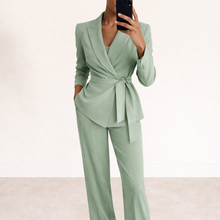 Aliona – Set Aus Wickel Blazer Und Hose in Grün