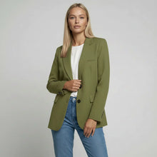 Langer Blazer für Damen mit zwei Knöpfen und Klappentaschen in einfarbigem Design in Olivgrün
