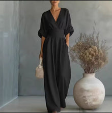 Aurore - Bequemer Jumpsuit Mit V-Ausschnitt in Schwarz