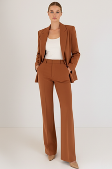Melanie – Zweiteiliger Slim-Fit-Anzug für Damen in Braun