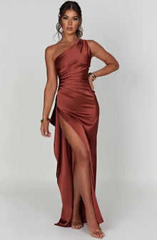 Lisa – Elegantes Ein-Schulter-Kleid aus Satin für Damen in Braun