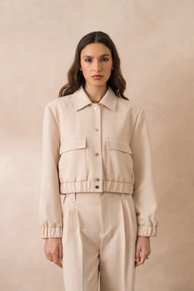 Kurz geschnittene Bomberjacke in Beige