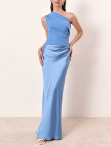 Luisa – Damenkleid mit einer Schulter und Plissee am Ausschnitt in Himmelblau