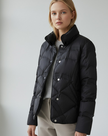 Steppjacke für Damen mit hohem Kragen im kurzen Stil in Schwarz