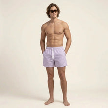Kurze Herren Badeshorts mit Gummibund im Streifenmuster in Rosa
