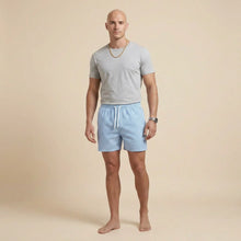 Kurze Herren Badeshorts mit Gummibund im Streifenmuster in Hellblau