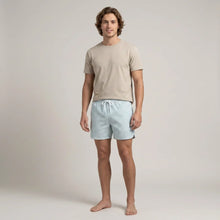 Kurze Herren Badeshorts mit Gummibund im Streifenmuster in Hellgrün