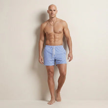 Kurze Herren Badeshorts mit Gummibund im Streifenmuster in Blau