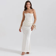 Bandeau Kleid in bodenlanger Form und enger Passform in Weiß