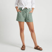 Leichte kurze Shorts für Damen mit Gummizug im weiten Schnitt in Salbeigrün