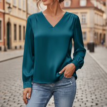 Yvonne – Damen-Satinbluse mit V-Ausschnitt in Grün